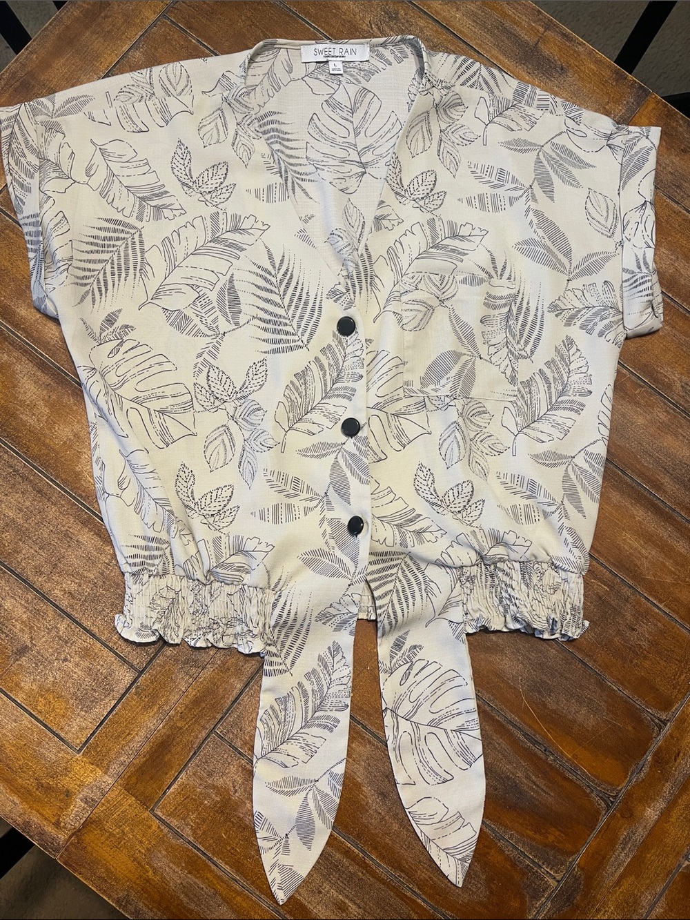 Sweet Rain Cream Button-Front Leaf Print Tie-Hem Top
